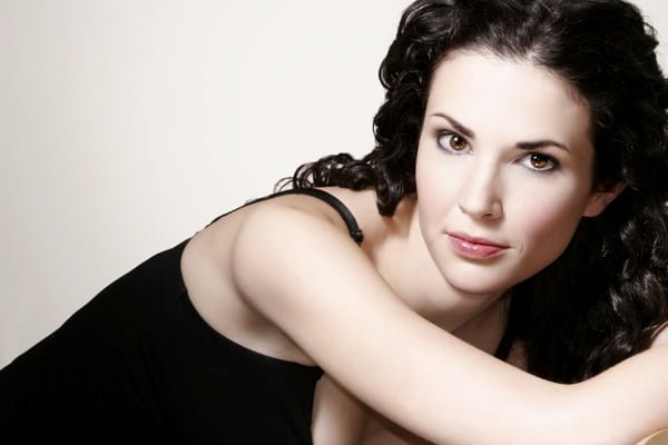 Photo of Laura Mennell