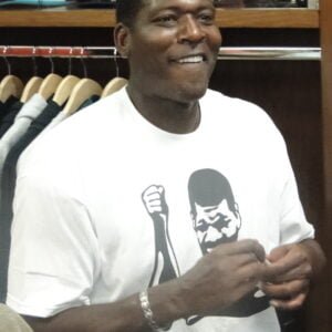 Photo of Larry Johnson (basketball, born 1969)