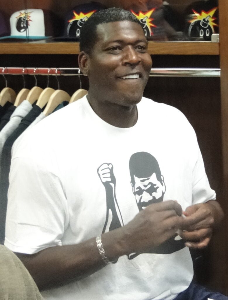 Photo of Larry Johnson (basketball, born 1969)