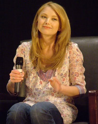Photo of Elisabeth Harnois