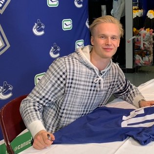 Photo of Elias Pettersson