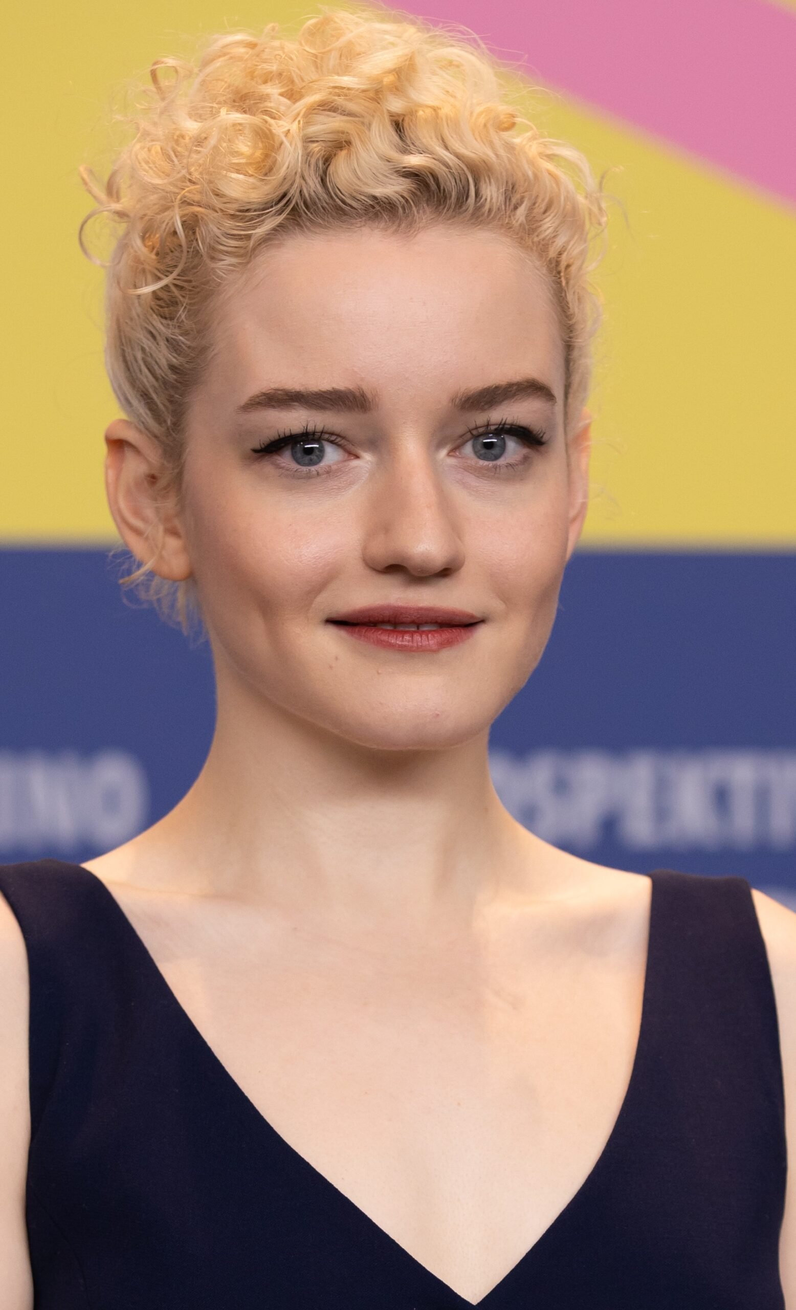 Is Julia Garner Dead? Age, Birthplace and Zodiac Sign